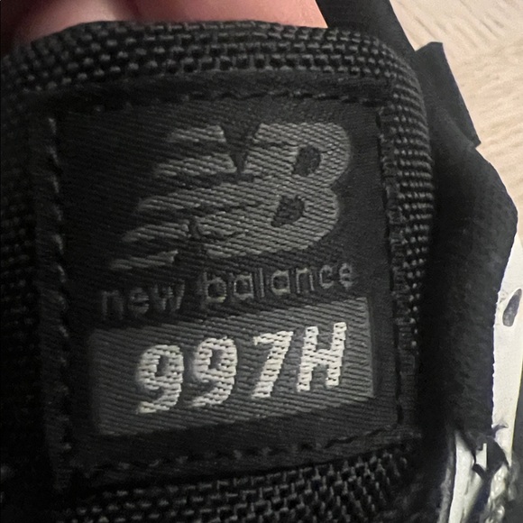 New Balance Women’s Black and Cream Sneakers - Picture 6 of 6